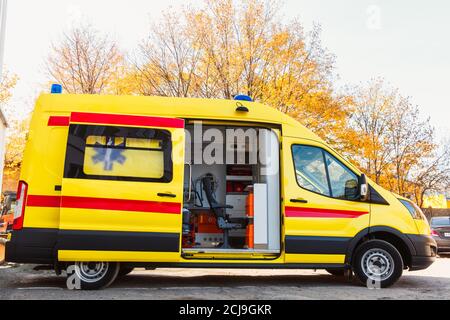 Zaporozhye/Ucraina- Novembre 08 2019:ambulanza con una porta aperta. Ambulanza all'interno. Vista laterale. Foto Stock