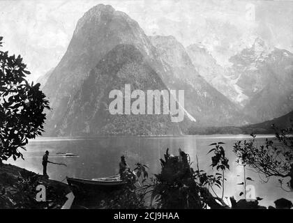 Uomini con una barca a Milford Sound, Nuova Zelanda, circa 1880 da Charles Henry Foto Stock