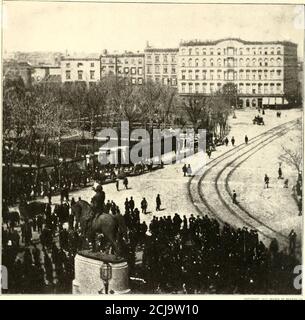 . La guerra civile attraverso la macchina fotografica : centinaia di foto vivide realmente prese nel tempo della guerra civile, insieme con la nuova storia di Elson. DOPO LA GRANDE RIUNIONE DI MASSA IN UNION SQUARE, NEW YORK, 20 APRILE 1861 nodi di cittadini ancora attardati intorno alle bancarelle dove Anderson, che aveva abbandonato Sumter solo sei giorni prima, aveva fatto il jtist roused la moltitudine ad entusiasmo selvaggio. Di questo incontro a sostegno del GovernmentThe New York Herald ha detto all'epoca: Una così potente rivolta del popolo non è mai stata finora stressedin New York, né per tutta la lunghezza e l'ampiezza dell'Unione. Cinque s. Foto Stock