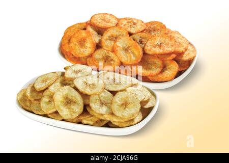 Cialde fritte, chip o wafer Kela o Banana sani, disidratati, cucina Kerala fritta in olio, fette di Banana trasformandosi in chip Foto Stock