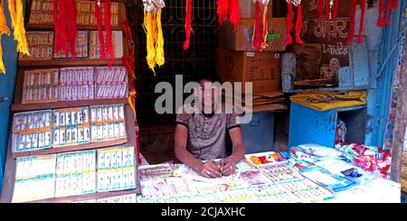 DISTRETTO KATNI, INDIA - 12 AGOSTO 2019: Un ragazzo indiano che vende i rachi bei durante il festival tradizionale indù al mercato principale di via asiatico. Foto Stock