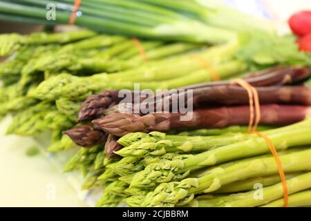 Mazzo di asparagi verdi e violetti Foto Stock