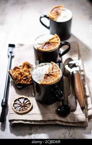 Cappuccino d'autunno con arancia secca. Caffè dolce di Natale. Colazione a basso contenuto di grassi. Cibo e bevande deliziosi. Foto Stock