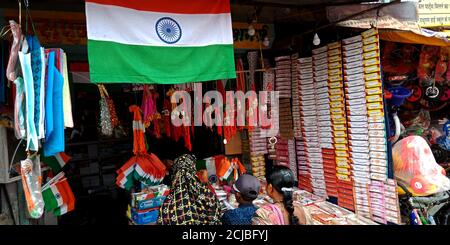 DISTRETTO KATNI, INDIA - 12 AGOSTO 2019: Gente del villaggio asiatico folla per l'acquisto del rakhi bello durante il festival tradizionale indù chiamato Rakshabandhan Foto Stock