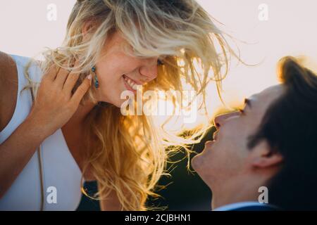 Sposi sposi sposi e sposi insieme per sempre Foto Stock