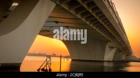 Sheikh Zayed Bridge al mattino, Abu Dhabi, Medio Oriente, Emirati Arabi Uniti. Foto Stock