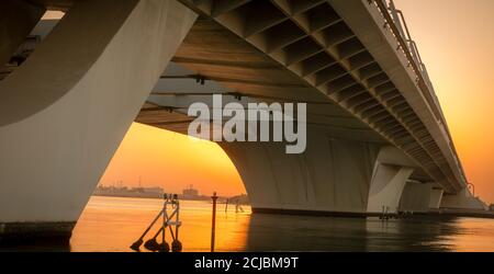 Sheikh Zayed Bridge al mattino, Abu Dhabi, Medio Oriente, Emirati Arabi Uniti. Foto Stock