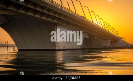 Sheikh Zayed Bridge al mattino, Abu Dhabi, Medio Oriente, Emirati Arabi Uniti. Foto Stock