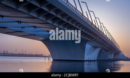 Sheikh Zayed Bridge al mattino, Abu Dhabi, Medio Oriente, Emirati Arabi Uniti. Foto Stock