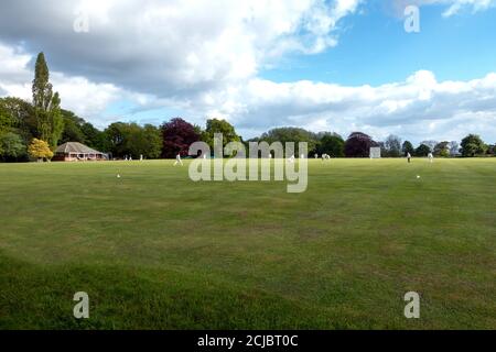 Wiseton Cricket Club che gioca al campo di cricket del villaggio a. Sala Wiseton Foto Stock