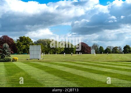 Wiseton Cricket Club che gioca al campo di cricket del villaggio a. Sala Wiseton Foto Stock