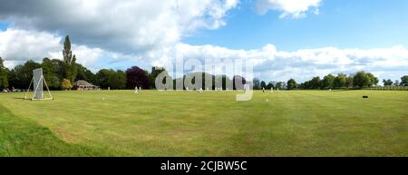 Wiseton Cricket Club che gioca al campo di cricket del villaggio a. Sala Wiseton Foto Stock