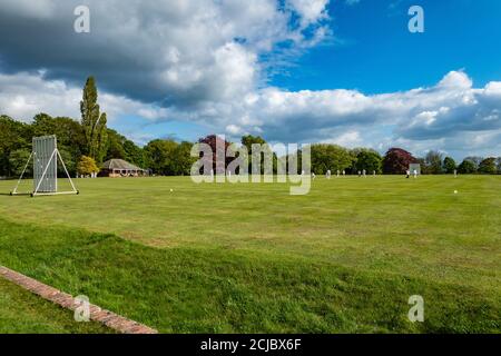 Wiseton Cricket Club che gioca al campo di cricket del villaggio a. Sala Wiseton Foto Stock