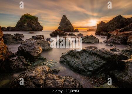 Un bel mare in una spiaggia della California settentrionale. Foto Stock