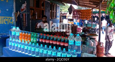 DISTRICT KATNI, INDIA - 15 AGOSTO 2019: Un negoziante indiano seduto in un negozio di bevande in luogo turistico. Foto Stock