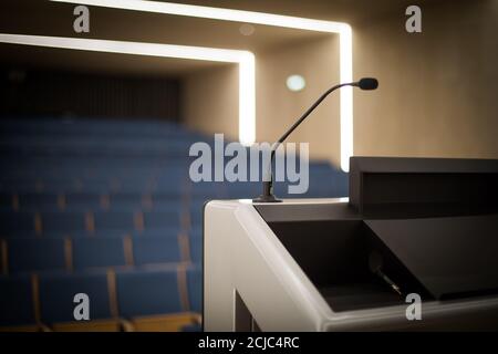 Primo piano di un microfono in una sala conferenze vuota. Foto Stock