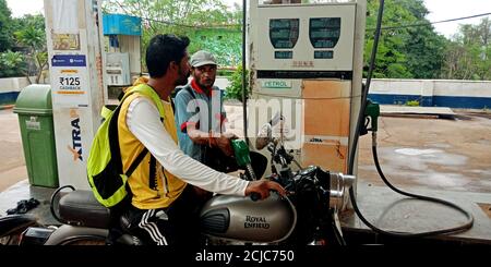 DISTRETTO KATNI, INDIA - 23 agosto 2019: Motociclista asiatico in piedi presso la stazione di petrolio indiano per il rifornimento di carburante sul serbatoio di bicicletta. Foto Stock