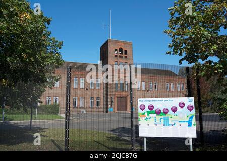 informazioni al di fuori dei lavori di trattamento delle acque reflue di mogden, isleworth, londra, inghilterra, che descrivono il processo di trattamento delle acque reflue Foto Stock