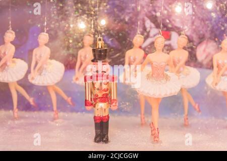 Natale nutcracker soldato giocattolo e balerina bambole sul palco. Famosa installazione di balletto russo. Foto Stock