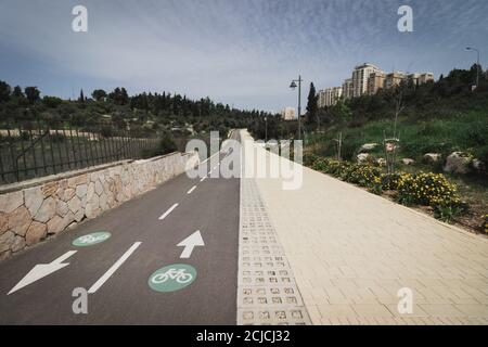 Bici vuota e percorsi pedonali, all'interno di una posizione che è solitamente affollata, il Corona Crisis 30-03-2020 Sacher Park, Gerusalemme, Israele. Foto Stock