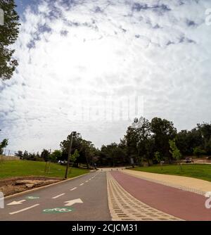 30-03-2020 Sacher Park, Gerusalemme, Israele. Piste ciclabili e pedonali vuote, all'interno di una località che è solitamente affollata, la crisi di Corona Foto Stock