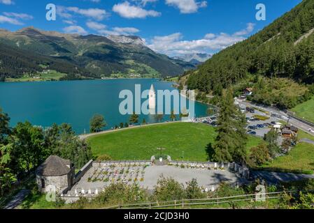 Splendida vista aerea del Lago di Resia a Curon Venosta (Graun), Alto Adige, Italia Foto Stock