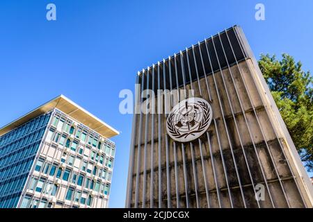 Firma dell'Organizzazione Mondiale della Sanità (OMS), un'agenzia dell'ONU specializzata in sanità pubblica, all'ingresso della sua sede a Ginevra, Svizzera. Foto Stock