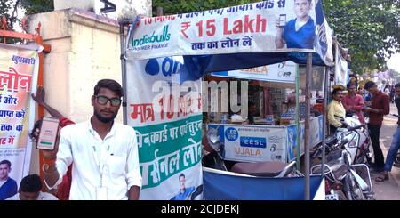 DISTRETTO KATNI, INDIA - 24 SETTEMBRE 2019: Dhani rappresentante di vendita maschile facendo attività promozionali su strada nel mercato indiano. Foto Stock