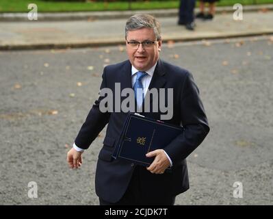 Il segretario alla giustizia Robert Buckland arriva a Downing Street, Londra, prima di una riunione del gabinetto presso il Foreign and Commonwealth Office. Foto Stock