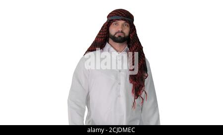 Serious sheikh facendo una passeggiata su sfondo bianco. Foto Stock