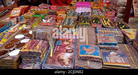 DISTRETTO KATNI, INDIA - 15 OTTOBRE 2019: Cracker colorati e Sparkler esposti da vendendo asiatico durante la tradizione indù festival di Diwali Foto Stock