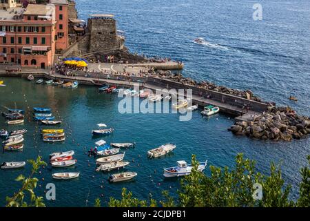 Vernazza, Italia - 8 luglio 2017: Vista dei turisti, le tradizionali case colorate e il porto di Vernazza, cinque Terre in una giornata estiva Foto Stock