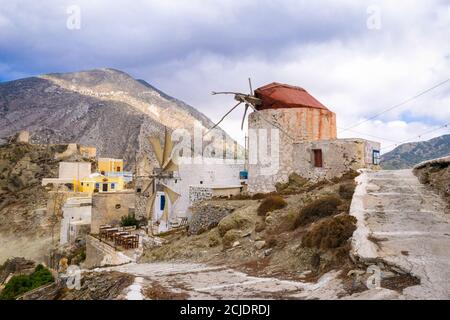 Antichi mulini a vento in pietra nel pittoresco villaggio tradizionale di Olympos, Karpahos, Dodecaneso, Grecia Foto Stock