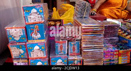 DISTRETTO KATNI, INDIA - 15 OTTOBRE 2019: Cracker colorati presentato da vendente asiatico durante la tradizione indù festival di Diwali a indian str Foto Stock