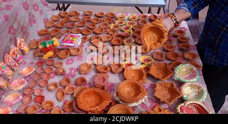 DISTRETTO KATNI, INDIA - 19 OTTOBRE 2019: Lampada del suolo presentata per la vendita sul negozio di bazaar di strada durante il festival di hindu diwali. Foto Stock