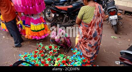 DISTRETTO KATNI, INDIA - 19 OTTOBRE 2019: Povere donne asiatiche che vendono l'articolo fatto del fiore durante il festival tradizionale indù di diwali, alla città di strada locale ma Foto Stock
