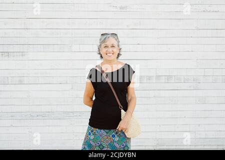 Ritratto di una donna anziana su sfondo bianco Foto Stock