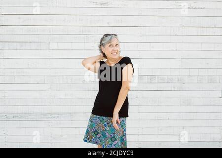 Donna anziana che fa grimace su uno sfondo bianco Foto Stock