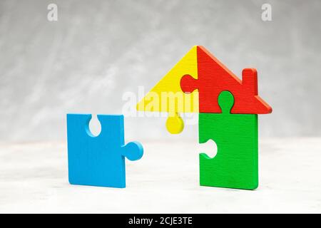 Casa puzzle prestito domestico. Parti della casa sono riunite. Foto Stock