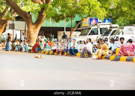 Puducherry, Tamil Nadu, India - marzo circa, 2020. Un'entrata esterna dell'ospedale pubblico. Con persone in attesa di entrare, seduti a terra, senza sociale Foto Stock