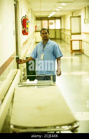 PUDUCHERRY, INDIA - MARZO CIRCA, 2020. Medico senza maschera facciale nel corridoio dell'ospedale, operatori sanitari nella pandemia di Coronavirus Covid19 Foto Stock