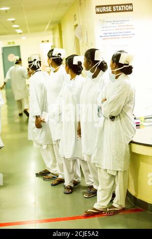 Puducherry, India - Marzo circa, 2020. Il team di infermieri si parla l'uno con l'altro nel corridoio ospedaliero, operatori sanitari nel Coronavirus Covid19 pandemia Foto Stock