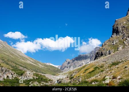 Panorama montano in Kirghizistan. Erba verde nella vista della valle di montagna. Panorama di montagna. Foto Stock