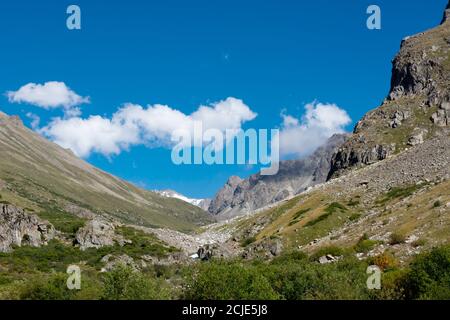 Panorama montano in Kirghizistan. Erba verde nella vista della valle di montagna. Panorama di montagna. Foto Stock