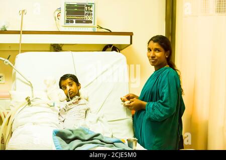 PUDUCHERRY, INDIA - MARZO CIRCA, 2020. Bambino con trachea collocato su un'apparecchiatura artificiale di ventilazione polmonare in ospedale indiano. Diagnosi di polmonite Foto Stock