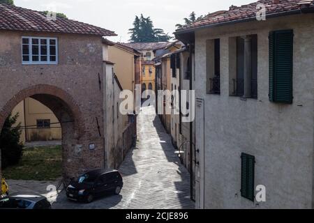 Lucca, Italia - 9 luglio 2017: Vista delle antiche dimore tradizionali della città vecchia di Lucca Foto Stock