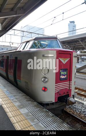 Un treno della serie 381 (381系, 381-kei) alla stazione ferroviaria di Kurashiki. Foto Stock