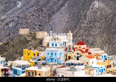 Olympos, pittoresco villaggio tradizionale su un pendio di montagna con la chiesa di Assunzione della Vergine Maria e Mulini a vento, Karpathos, Isola Dodecanese Foto Stock