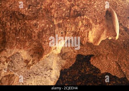 Stalattiti calcaree, stalattiti nella grotta dei pipistrelli di Goa Bangkang Prab, Lombok, Indonesia Foto Stock