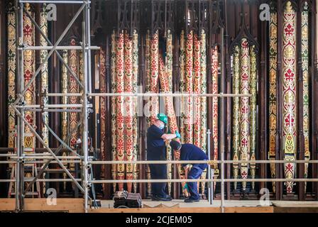 Gli specialisti di organi Harrison e Harrison iniziano a lavorare alla fase finale del restauro del Grand Organ alla York Minster. I nuovi tubi stanno sostituendo gli originali risalenti al 1830 e sono stati restaurati per adattarsi al loro design distintivo. Una volta completata la ristrutturazione di due anni, la musica verrà eseguita nella cattedrale per i prossimi 100 anni. Foto Stock